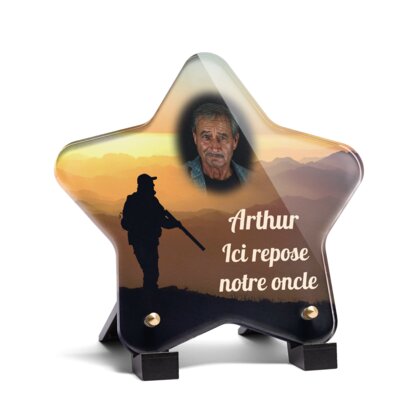 Plaque funéraire chasseur-dans-un-paysage-naturel-forme-etoile 1 Plaquedeces.fr
