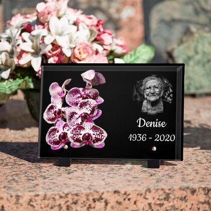 Plaque funéraire en verre avec fleur orchidée rose sur socle marbre