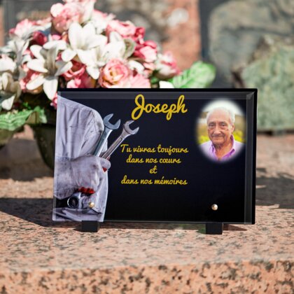 Plaque funéraire mecanicien-tenant-les-cles-a-molette 24 Plaquedeces.fr

