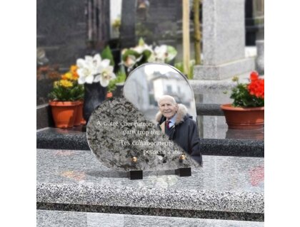 Plaque funéraire livre-granite-gris-forme-coeur 15 Plaquedeces.fr
