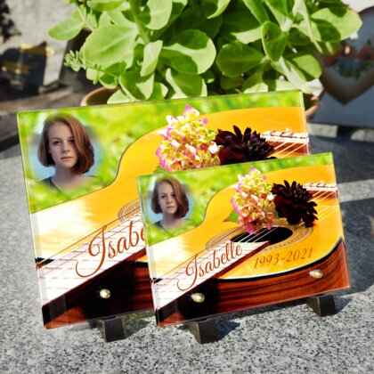 Plaque funéraire guitare-acoustique-avec-les-fleurs 17 Plaquedeces.fr
