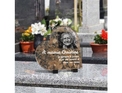 Plaque funéraire livre-granit-rose-forme-coeur 2 Plaquedeces.fr
