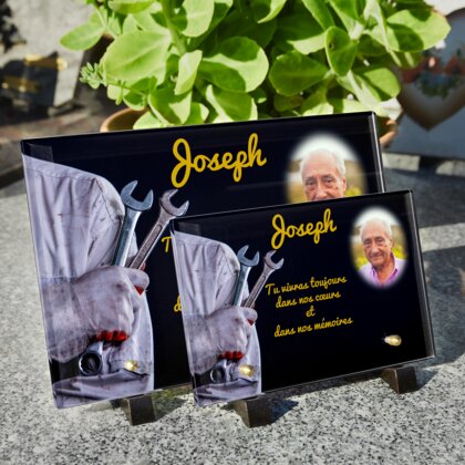 Plaque funéraire mecanicien-tenant-les-cles-a-molette 5 Plaquedeces.fr
