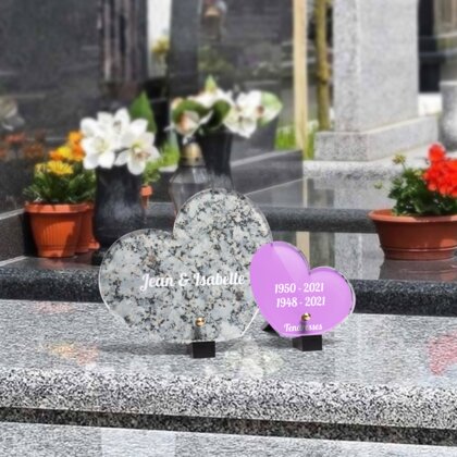 Plaque funéraire livre-granite-gris-forme-double-coeur 21 Plaquedeces.fr
