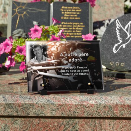 Plaque funéraire garagiste-avec-outils-mecaniques 1 Plaquedeces.fr
