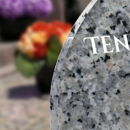 Plaque funéraire livre-granite-gris-forme-ovale 12 Plaquedeces.fr
