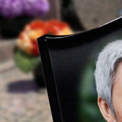 Plaque funéraire vierge-marie-couronnee-detoiles-forme-livre 6 Plaquedeces.fr
