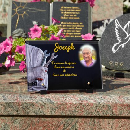 Plaque funéraire mecanicien-tenant-les-cles-a-molette 28 Plaquedeces.fr
