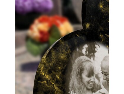 Plaque funéraire livre-marbre-noir-et-or-forme-coeur 14 Plaquedeces.fr
