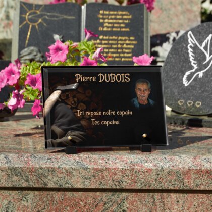 Plaque funéraire bucheron-avec-sa-hache 22 Plaquedeces.fr
