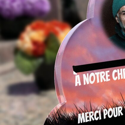 Plaque funéraire chasseur-sous-ciel-rouge-forme-nuage 10 Plaquedeces.fr
