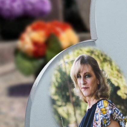 Plaque funéraire arbre-fleuri-forme-coeur 1 Plaquedeces.fr
