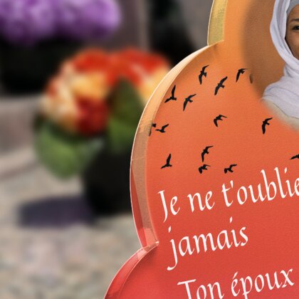 Plaque funéraire musulmans-qui-prient-forme-nuage 1 Plaquedeces.fr
