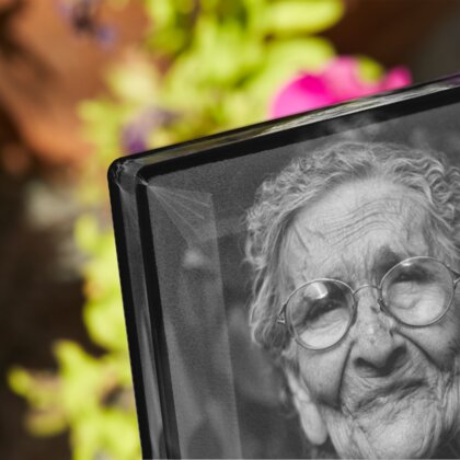 Plaque funéraire priere-mains-liees 7 Plaquedeces.fr
