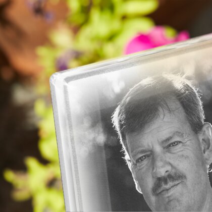 Plaque funéraire garagiste-avec-outils-mecaniques 29 Plaquedeces.fr
