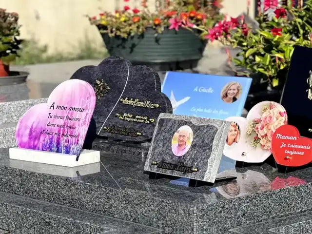 Plaques funéraires personnalisées en plexiglas et en granit, avec photo et texte gravé, posées sur une tombe